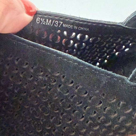 Vince Camuto Boots Women’s 6.5 Ankle Booties Black Leather Perforated Zip Up - Picture 7 of 7